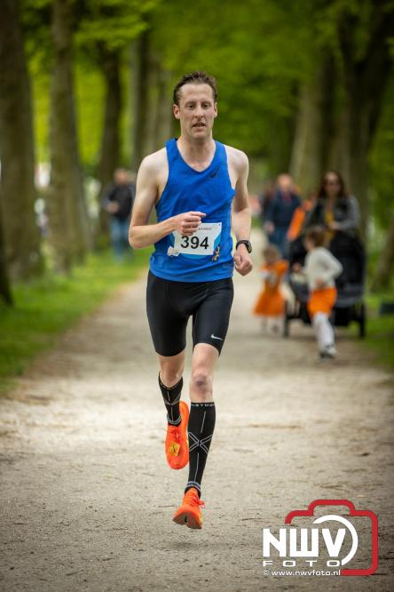 Volle terrassen, bruisende kleedjesmarkt en sportieve Wallenloop: Elburg leeft tijdens koningsdag! - &copy; NWVFoto.nl